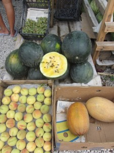 необычные фрукты в Крыму, желтый арбуз крым.