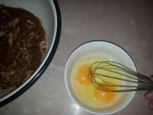 яйца в печеночный торт, jajca v pechenochnyj tort