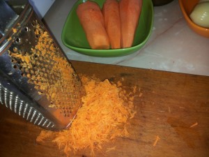 натереть морковь для начинки в печеночный торт, morkov