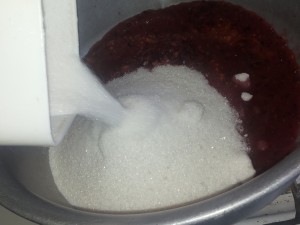 добавляем сахар в варенье, sahar dobavit' v varen'e