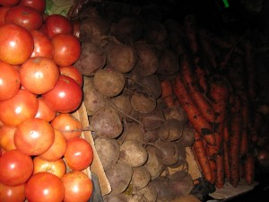Полезные овощи. Помидор, буряк, морковка, лук.