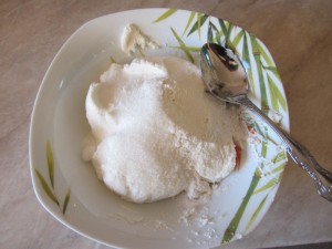 добавим сахар в творог для сырников. 