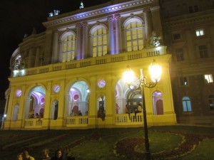 В Одессе красивый оперный театр.