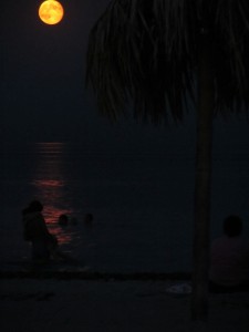 ночью много народу на пляже, лунная дорожка на одесском пляже.