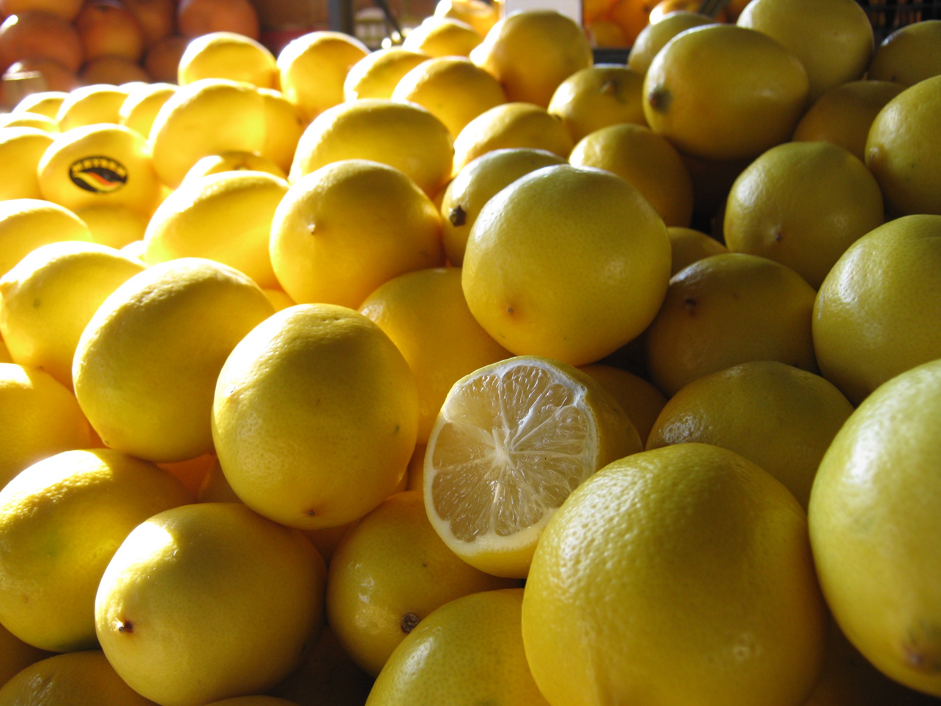 Вред лимона, Польза кожуры лимона цедры, Рецепт лимона при судорогах и мозолях,