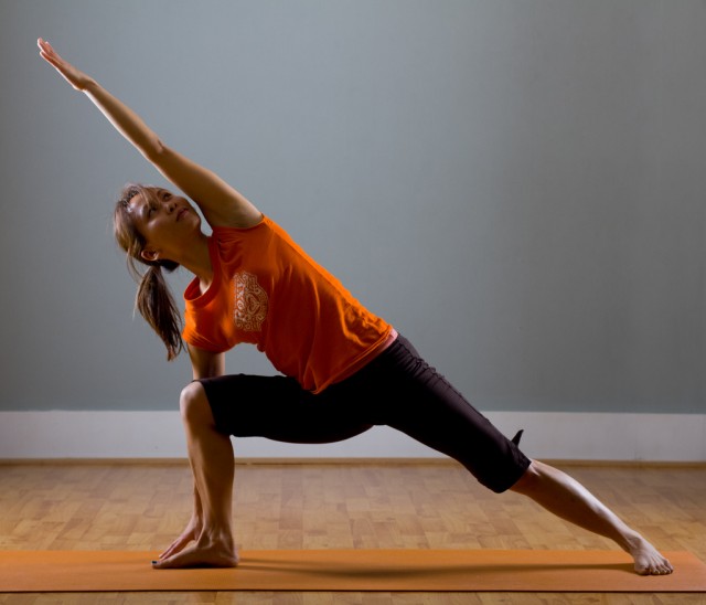 уттхита-паршваконасана, поза вытянутого бокового угла, utthita-parhsvakonasana-extended-side-angle-pose, йога-асаны, упражнения йоги