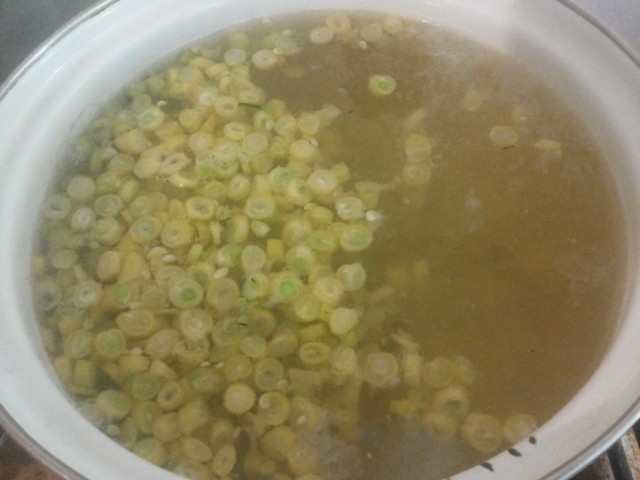 Готовый овощной суп со спаржевой фасолью